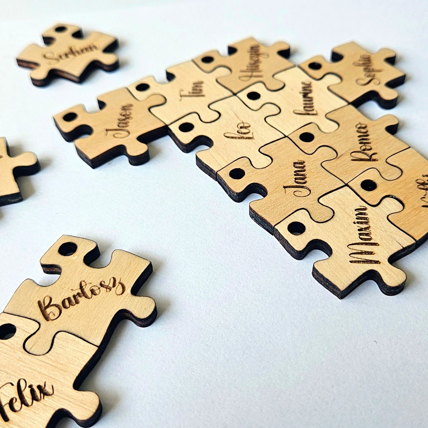 Holzanhänger als Puzzlestück