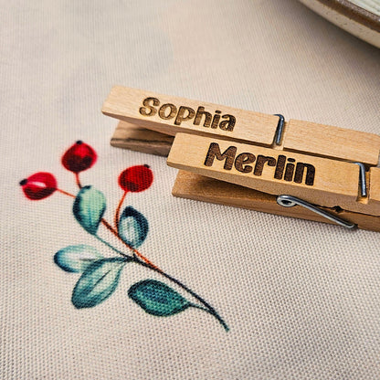 Gravierte Holzklammern