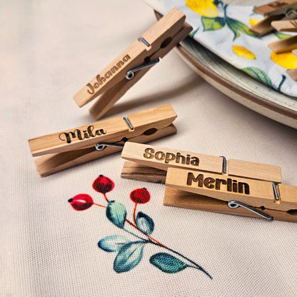 Gravierte Holzklammern